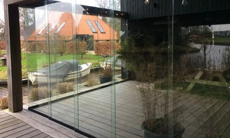 Glazen schuifwand van Westlandse Glashandel